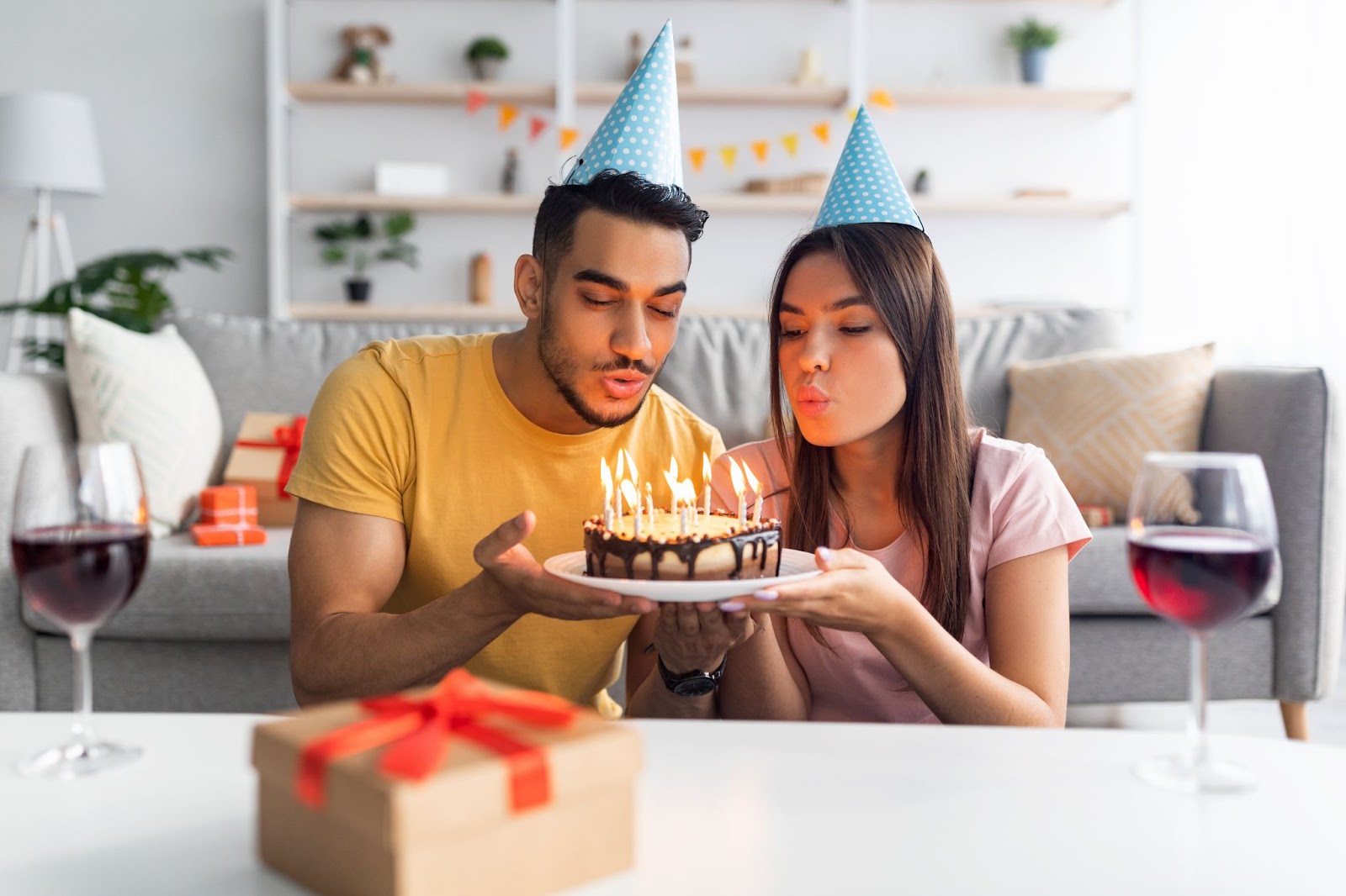 https://d34zicoa2zcr2f.cloudfront.net/sites/files/bakersbrewstudio2/Blogs/5%20Great%20Ideas%20for%20Surprise%20Birthday%20Cake%20for%20Boyfriend/5-great-ideas-for-surprise-birthday-cake-for-boyfriend.jpg